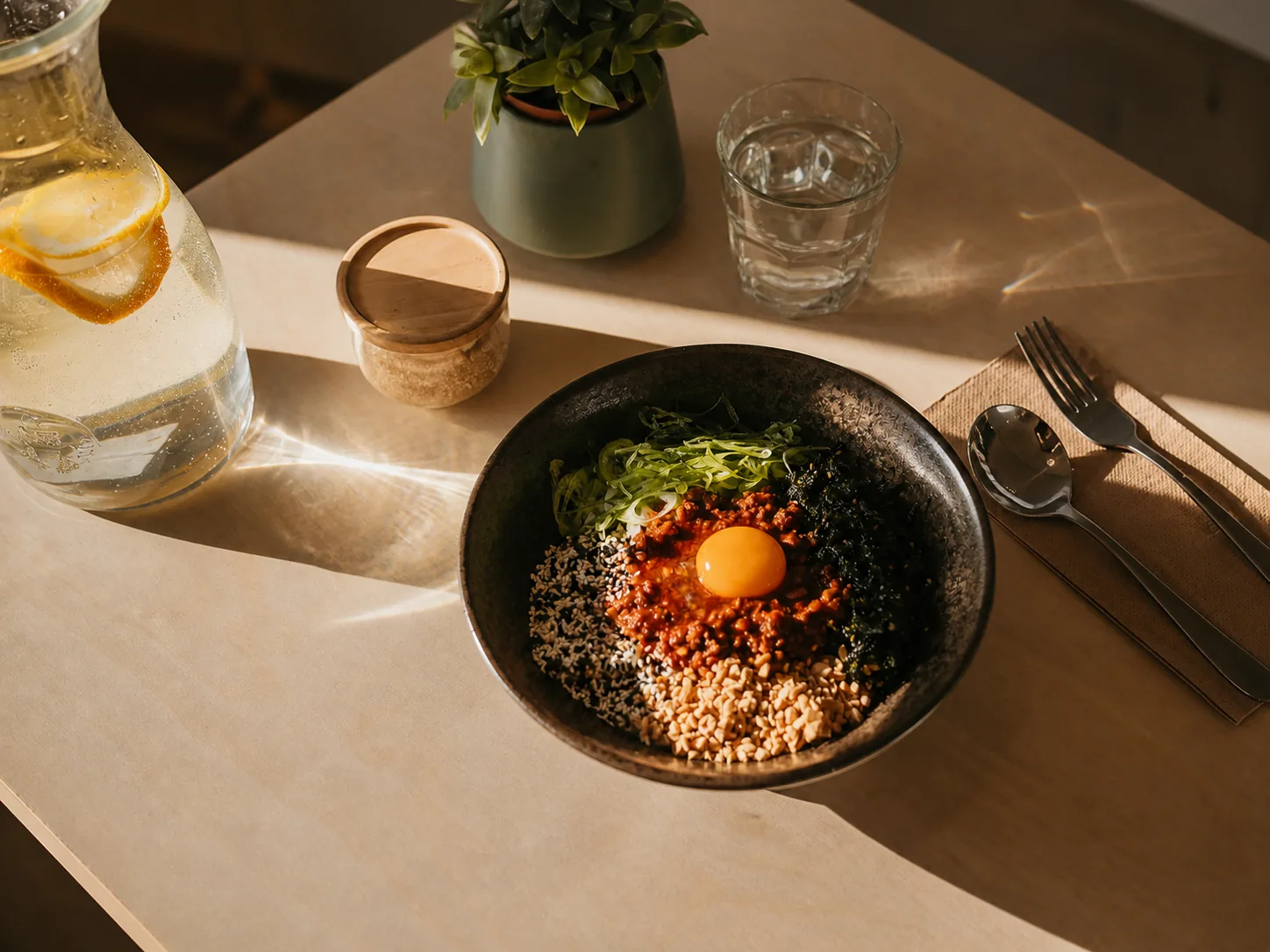 Maze Udon and a cold drink on a sunlit PocaPoca table